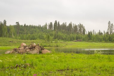 Granit taşlar göl, Hamina, Finlandiya, Suomi kıyıda slayt