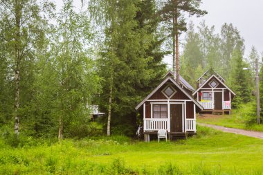 Yağmur altında kamp evler. Palvaanjarven kamp, Lappeenranta