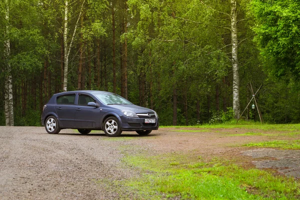 Opel Astra H bleu foncé sur une prairie verte. Camping Palvaanjarven — Photo