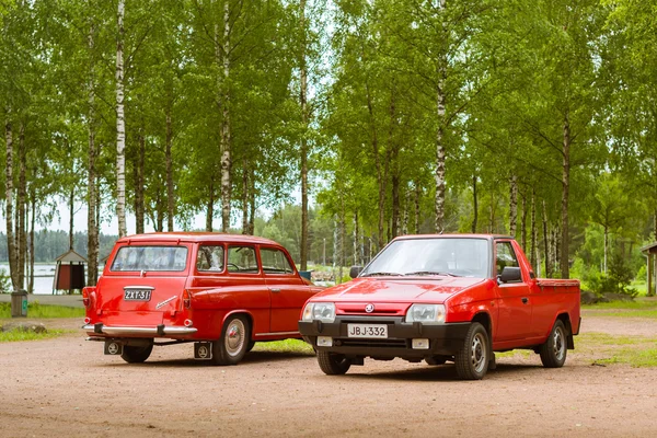 Dois Skoda Felicia coupé vermelho vagão e captador, retro-clube de Czec — Fotografia de Stock