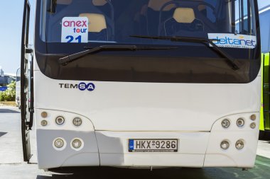 Turist otobüsü Kandiye Havaalanı'nda Anex tur logolu