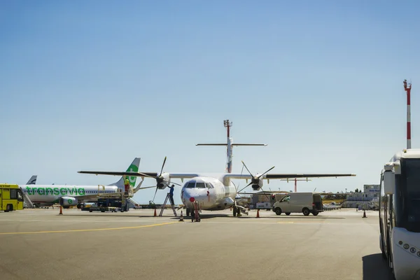 Mechanik zaprasza na dwa samoloty silnik śmigło Lotnisko Heraklion — Zdjęcie stockowe