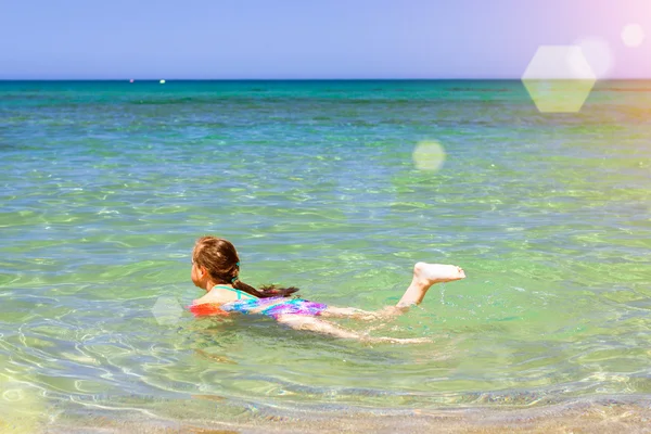 Lány gyermek pihentető, és fürdött a Krétai tengerre, Bali, Crete — Stock Fotó