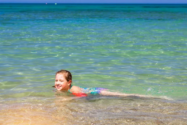 Niña relajante y bañada en el mar de Creta, Bali, Creta — Foto de Stock