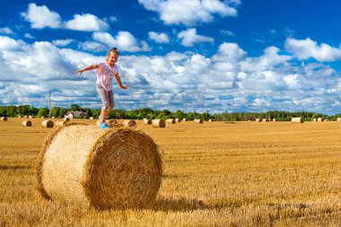 Saman - balya saman, yığınları yığınları haddelenmiş