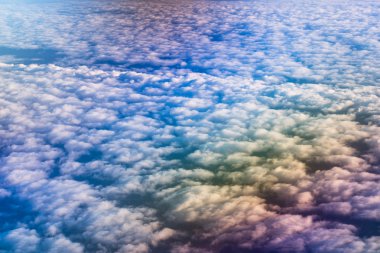 Bulutların üzerinde uçan uçak