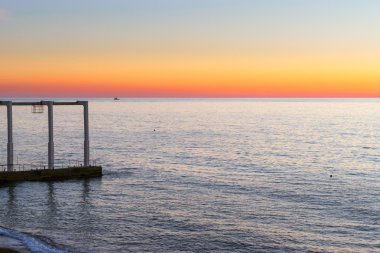 Bir taşıma demiryolu ile beton İskelesi