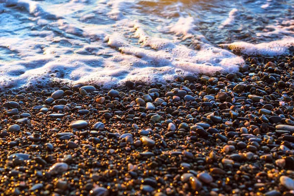 Foam sea wave rushes at pebble seashore — Stock Photo, Image