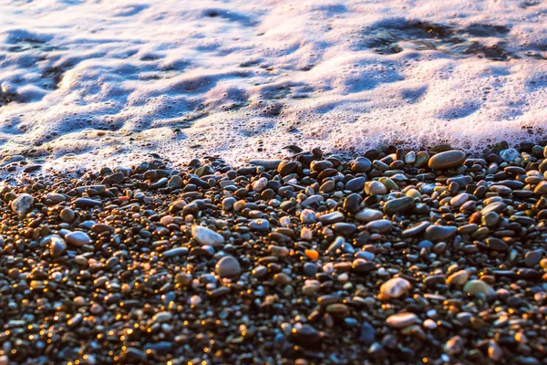 Foam sea wave rushes at pebble seashore — Stock Photo, Image