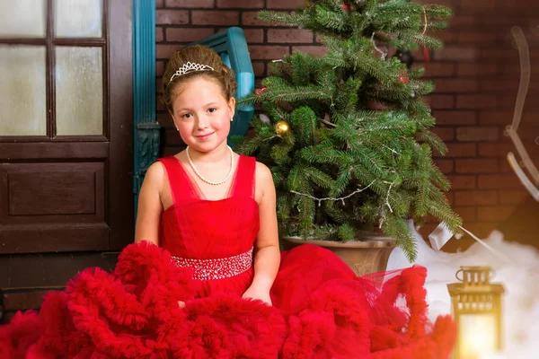 Menina em vestido vermelho acolhe Ano Novo e Natal — Fotografia de Stock