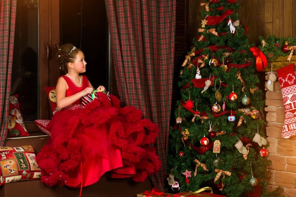 Pequena princesa de inverno, menina com presente de Natal — Fotografia de Stock