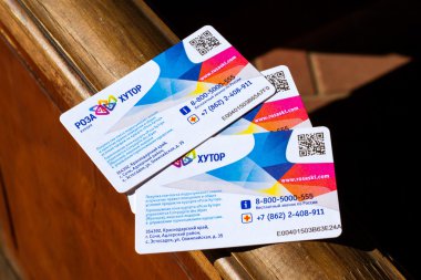 Soçi, Rusya - 31 Ekim 2015: Kart kayak taramalı teleferik teleferik, Füniküler Demiryolu geçirilmesi için. Kart-çizik-şerit ve iki boyutlu barkod ile geçmek. Rosa Khutor alp Kayak Merkezi. 2003'ten 2011 için inşa. Krasnaya Polyana, Soçi, Kr