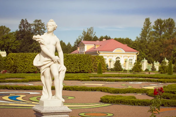 Alt Bahçe San çıplak kız heykeli