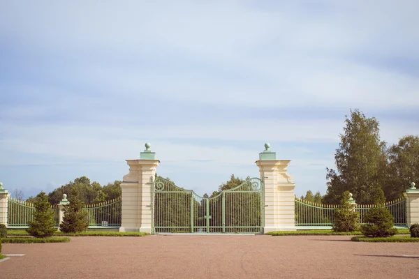 Trellis gate and fence of Lower garden Oranienbaum — Stock Photo, Image