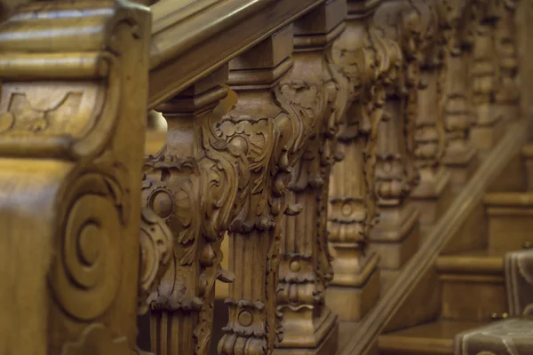 Carved wooden stairs of the Grand Menshikov Palace in Lower garden Oranienbaum — Stock Photo, Image