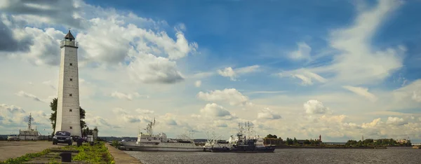 Ağustos Güneşli gün Kronstadt tükürmek üzerinde Deniz Feneri