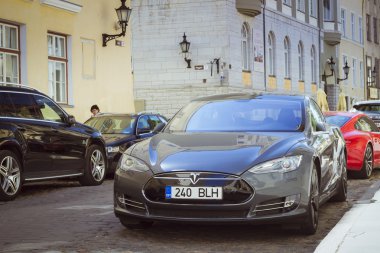 Sokakta Tesla elektrikli otomobil