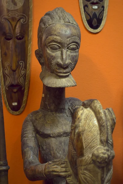 Деревянная статуя аборигена — стоковое фото
