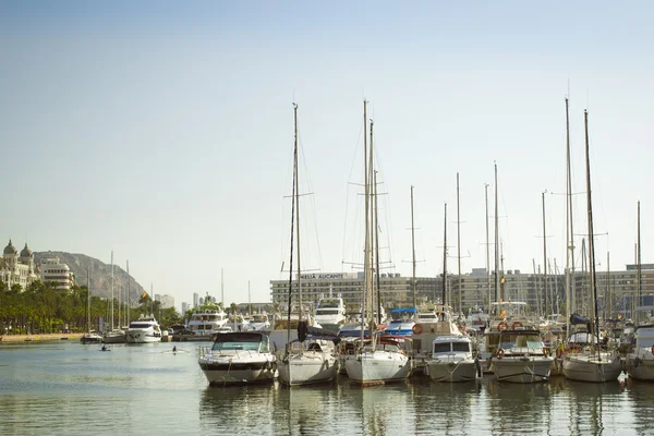 Стенди човни на пірсі waterfront Аліканте — стокове фото