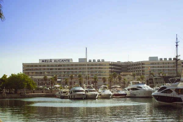 Barcos en el muelle en el paseo marítimo Alicante — Foto de Stock