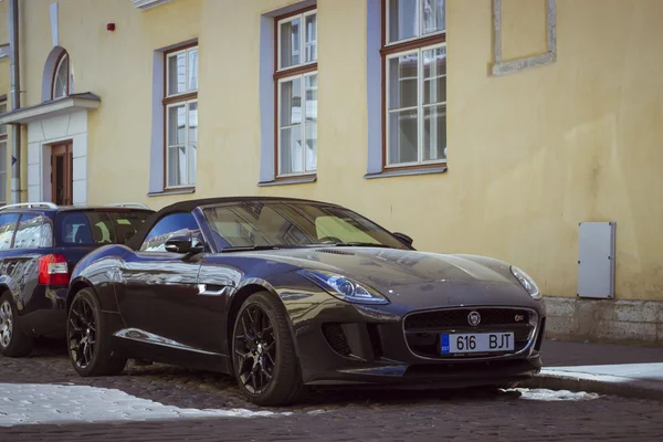 Jaguar Carro na rua da cidade velha — Fotografia de Stock