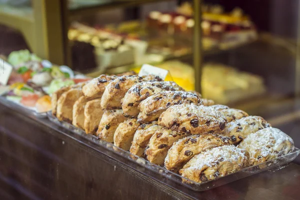 Biscoitos deliciosos em uma janela de loja — Fotografia de Stock