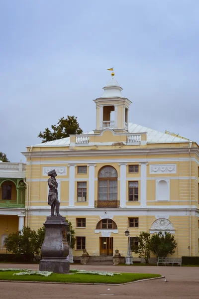 Monumento a Pablo I en la plaza del Palacio de Pavlovsk — Foto de Stock