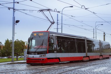 Yüksek teknoloji Skoda Prag'da tramvay