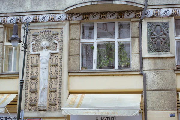 Molduras decorativas en las paredes de las calles de la antigua Praga — Foto de Stock