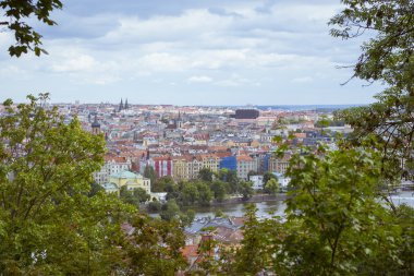 Old Town iskele mimarisi Prag'da Vltava Nehri üzerinde