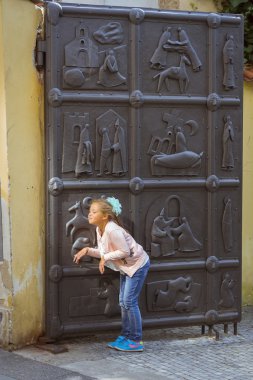 Genç kız Prag eski şehir poz