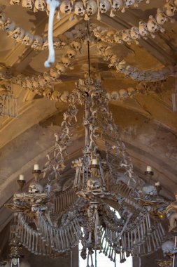 Kutna Hora, Çek Cumhuriyeti - 26 Ağustos 2015: Sedlec Kostnice aldığı iskeletler 50.000 kişi, kimin kemik edilmiş düzenlenmiş için Form süslemeleri için Şapel hakkında içerir. Kutna Hora, Çek Cumhuriyeti