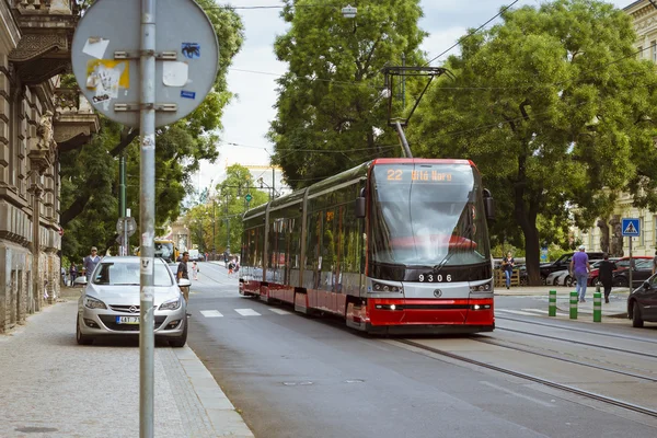 Tranvías de alta tecnología Skoda en una amplia calle en el distrito de Nove Mesto Praga —  Fotos de Stock