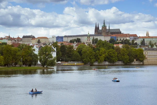 Vista aérea de verão panorâmica do Castelo de Praga (Hrad Prazsky) e da Cidade Velha — Fotografia de Stock