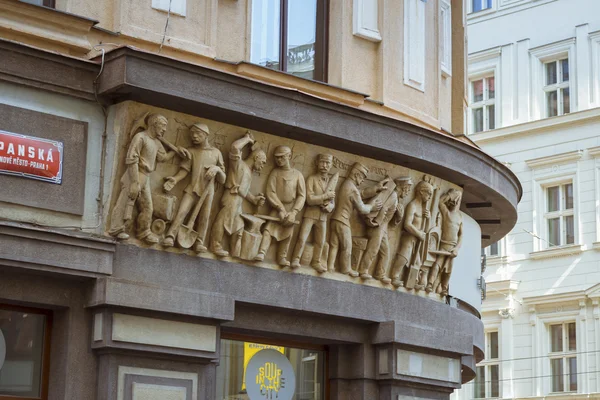 El estuco en la fachada del edificio, representa a trabajadores de diferentes profesiones — Foto de Stock