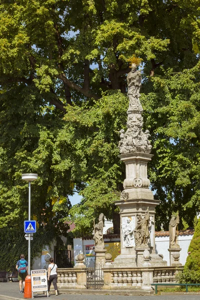 A tall monument at the entrance to the crucifixion in the ossuary in Sedlec Kostnice — Stock Photo, Image