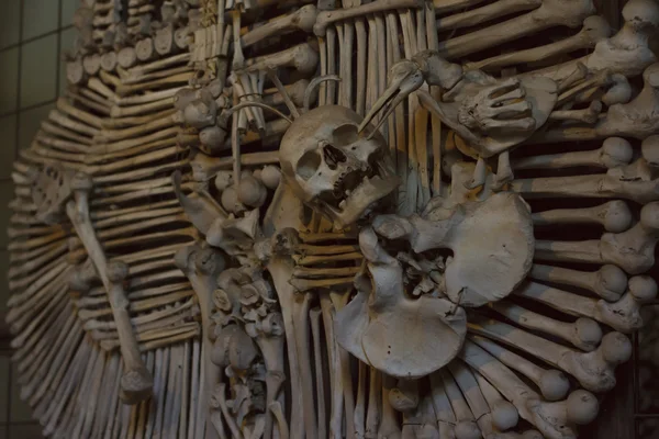 クトナー チェコ共和国 2015 セドレツ Kostnice の納骨堂には約 000 その骨されて配置するフォーム装飾のチャペルのスケルトンが含まれています クトナー チェコ — ストック写真