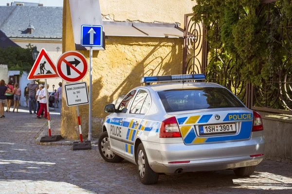 Une voiture de police de la marque Skoda dans la charmante rue aux vieilles hauses à Kutna Hora — Photo