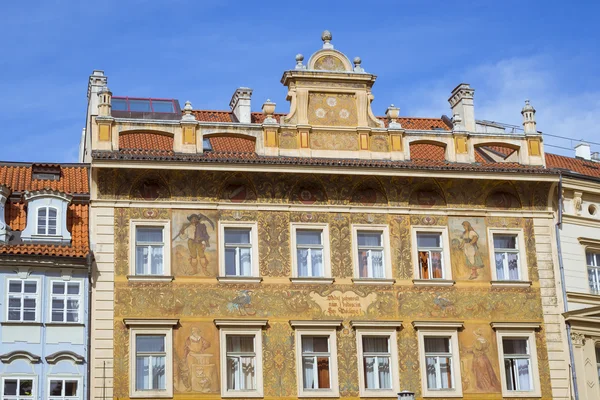 Edifício com murais coloridos na fachada — Fotografia de Stock