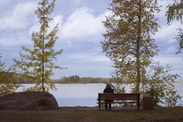 Solitaire fille sur un banc en automne Monrepos parc — Photo