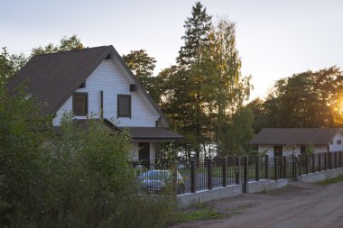 Vyborg, Rusya - 3 Ekim 2015: Lüks evler ve prestijli yazlık Köyü, Ekim, akşam günbatımında evler villalar Kirov-Vyborg, Rusya Federasyonu