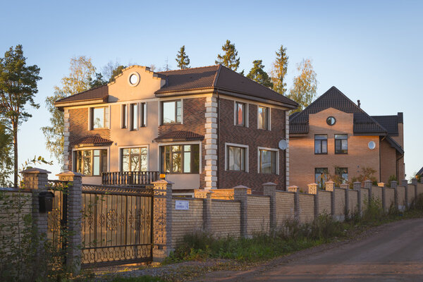 Элитные дома и коттеджи в престижной деревне
