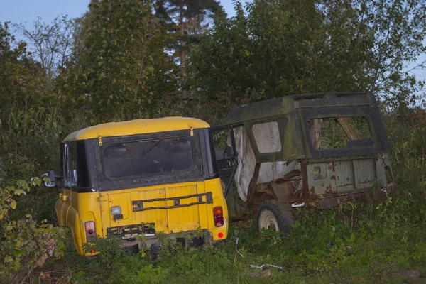 Staré, rozbité auta terénní Uaz — Stock fotografie