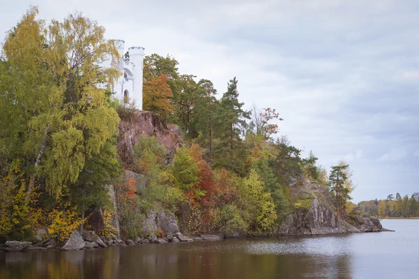 Острів мертвих і каплиця Ludwigstein в Монрепос — стокове фото