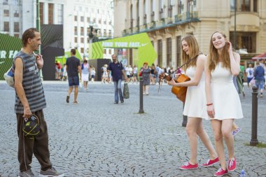 İki kız-ikiz şarkı ve gitar çalmak gibi bir evsizi saatler