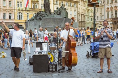 Müzisyenler ile halk aletleri üzerinde Prag eski şehir Meydanı