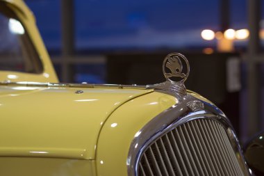 Eski retro araba Skoda Prag Havaalanı