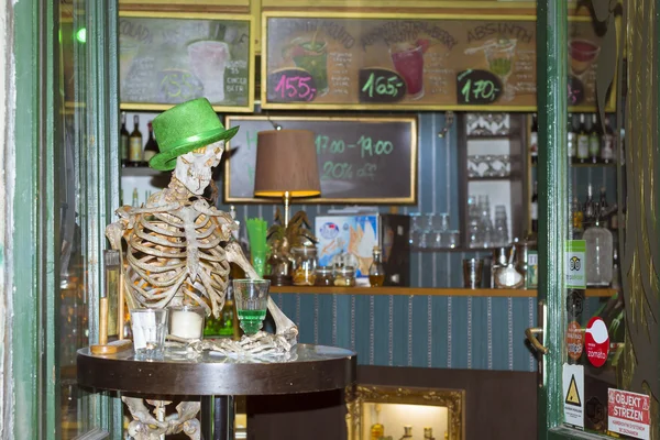 The layout of a skeleton sitting at a table in the bar — Stock Photo, Image
