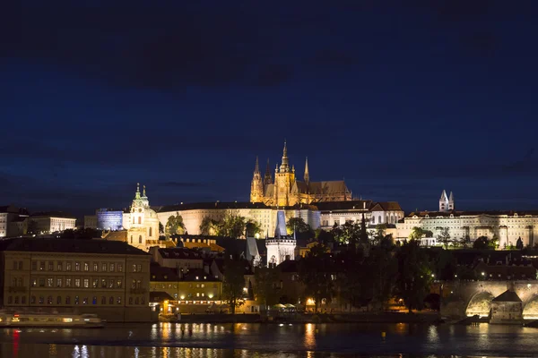 Pargue ao entardecer, vista da Ponte Carlos e do Castelo de Praga — Fotografia de Stock