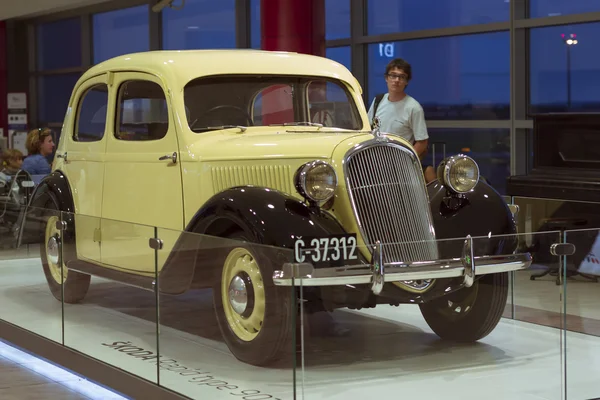 Antiguo coche retro Skoda en el aeropuerto de Praga — Foto de Stock